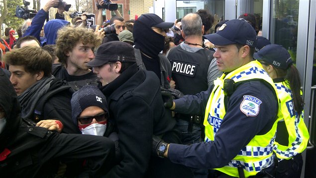 Des manifestants tentent d'entrer à l'intérieur de l'UQO.