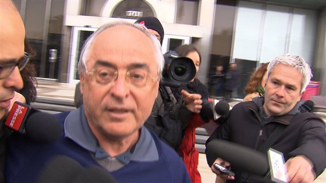 Le maire Richard Marcotte était attendu de pied ferme par les journalistes à sa sortie du quartier général de la SQ.