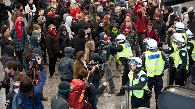 Intervention policière face aux manifestants au Palais des congrès