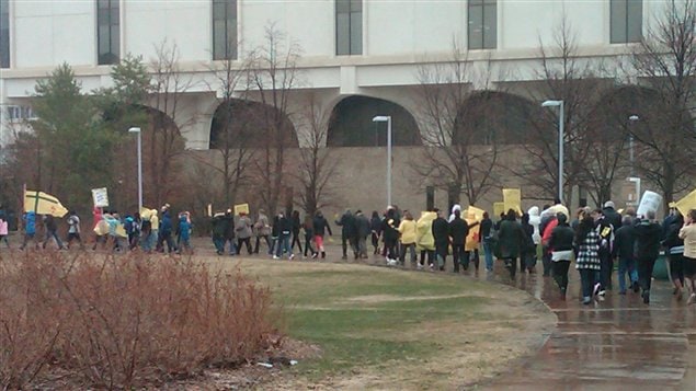 Des manifestants défilent sur le campus de l'Université de Regina