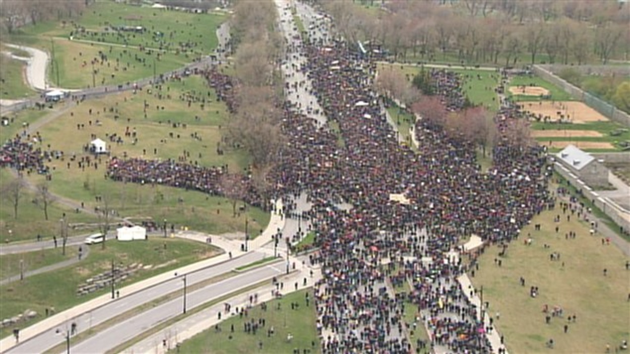 Des dizaines de milliers de personnes marchent pour la Terre | Radio-Canada