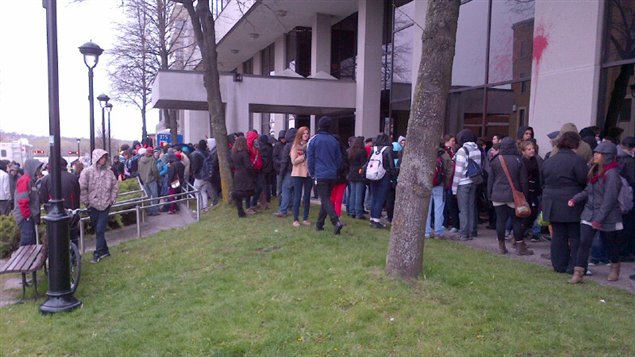 Des étudiants du Cégep manifestent devant le palais de justice de Sherbrooke.