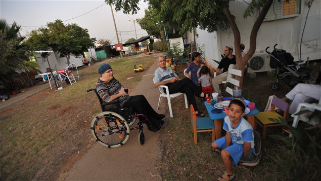 Une famille juive vivant dans la colonie sauvage Bruchin, en Cisjordanie, le 22 septembre 2009. 