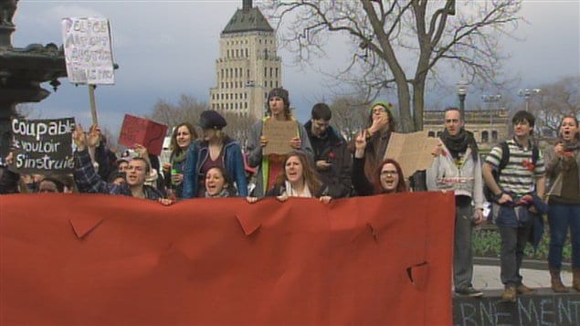 Des manifestants se sont rendus devant la colline Parlementaire, à Québec.