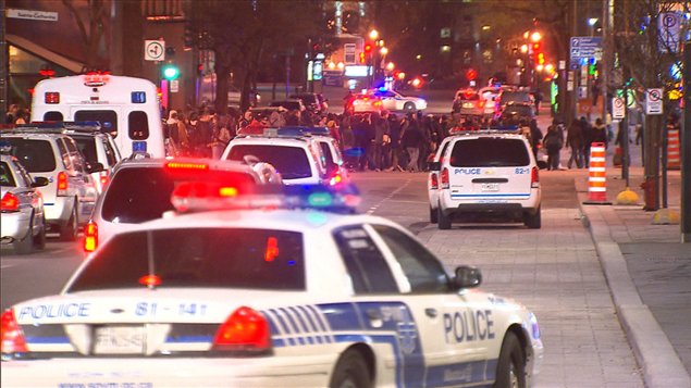 Manifestation nocturne au centre-ville de Montréal le 24 avril 2012. 