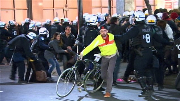 Affrontements entre policiers et manifestants au centre-ville. 