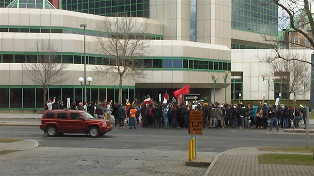 Les manifestants se sont rendus devant le palais de justice, près des bureaux de la SAAQ.