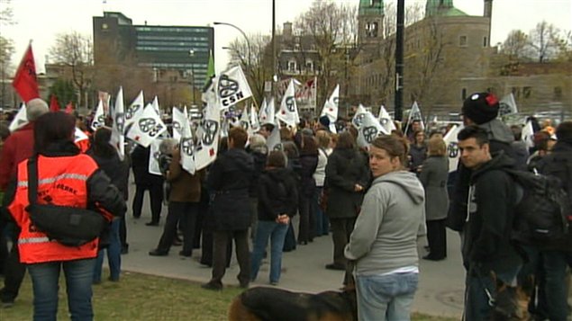 Des syndiqués de la CSN manifestent aussi devant les bureaux du ministère de l'Éducation à Montréal.