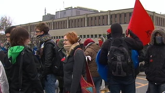 Des grévistes étudiants sont rassemblés vendredi matin devant le Cégep de Sherbrooke.