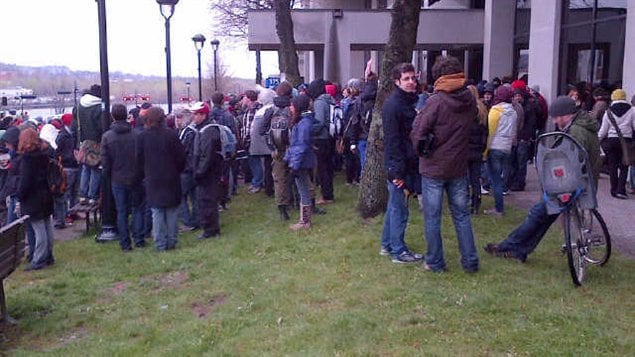 Quelque 300 étudiants sont massés devant la palais de justice de Sherbrooke.