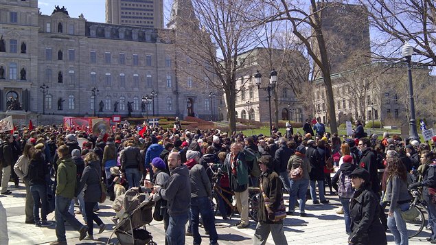 Les manifestants devant l'Assemblée nationale
