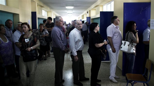 Des électeurs grecs se rendent voter, à Athènes, dimanche.