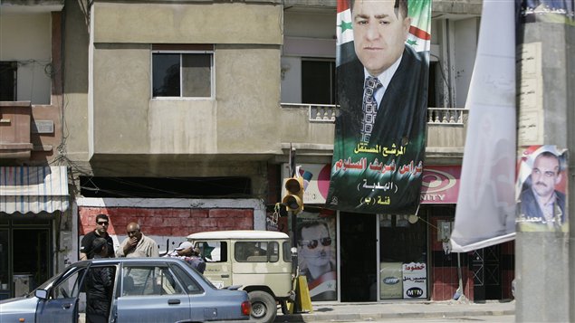 Des affiches des candidats aux élections législatives syriennes, à Homs