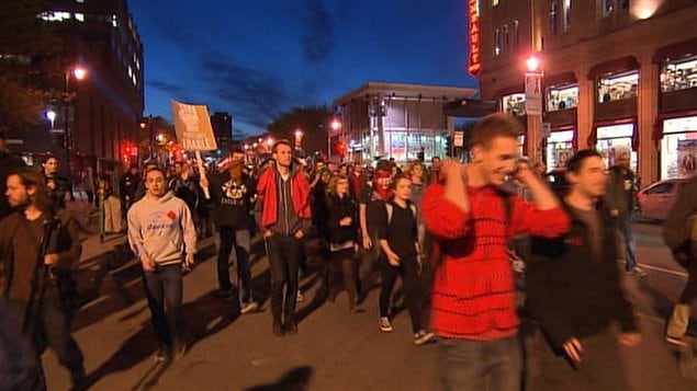 Des étudiants contre la hausse des droits de scolarité défilent dans le centre-ville de Montréal.