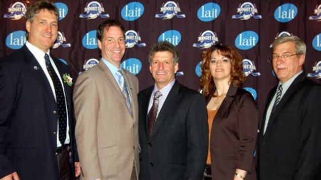 L'ex-entraîneur des Forestiers d'Amos, Serge Trépanier (à gauche), lors du Brunch des Champions de la Ligue de hockey midget AAA