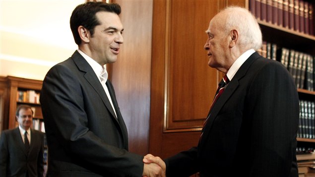 Le président grec Karolos Papoulias serre la main du chef du parti Syriza, Alexis Tsipras.