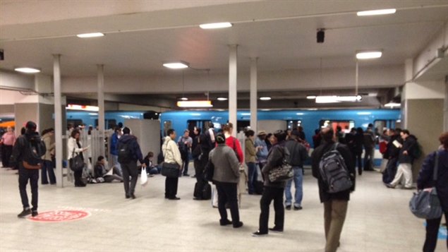 Des gens dans une station de métro de Montréal