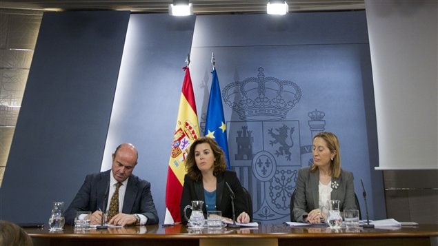 Le ministre de l’Économie Luis de Guindos, la porte-parole du premier vice-premier ministre Soraya Saenz de Santamaria et la ministre du Développement Ana Pastor Julian.