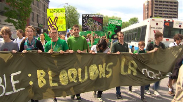 Carrés verts et carrés rouges dans la rue | Radio-Canada