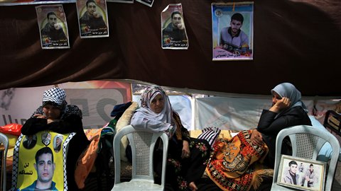 Palestiniennes manifestent contre la détention de leurs proches qui font une grève de la faim.