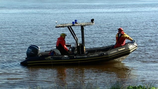 Les pompiers de Gatineau ont utilisé une embarcation pour repêcher le corps.