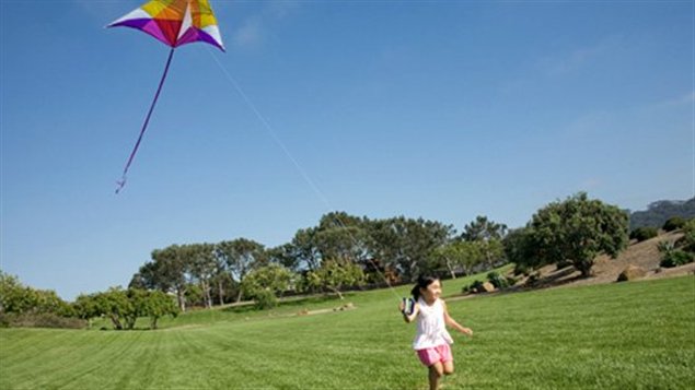 Enfant-cerf-volant-court