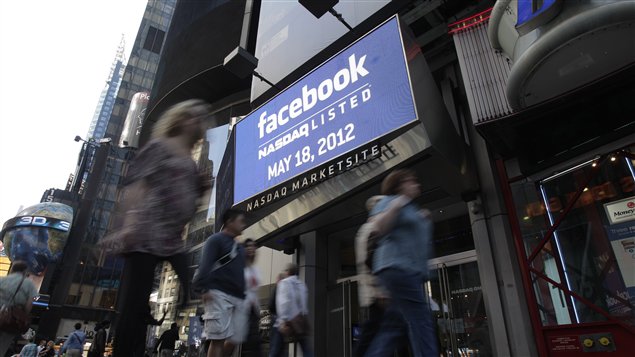 Annonce de l'entrée en bourse de Facebook sur l'édifice du NASDAQ à New York