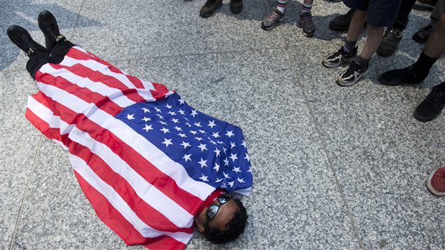 À Chicago, un manifestant proteste contre l'implicaiton américaine en Afghanistan.