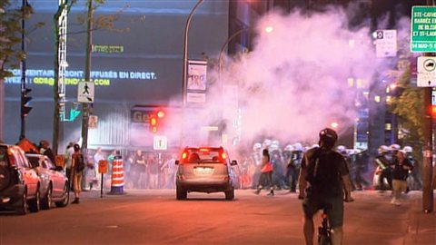 Les policiers antiémeutes chargent pour disperser les manifestants.
