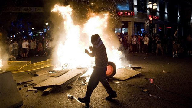 Des manifestants mettent le feu à des barricades.