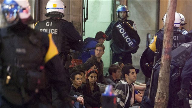 Une arrestation de masse lors de la 29e manifestation nocturne d'affilée à Montréal.