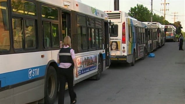 Les manifestants arrêtés ont passé la nuit menottés dans des autobus de la STM.