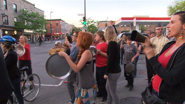 Des manifestants munis de leurs casseroles à Montréal, le 23 mai 2012.