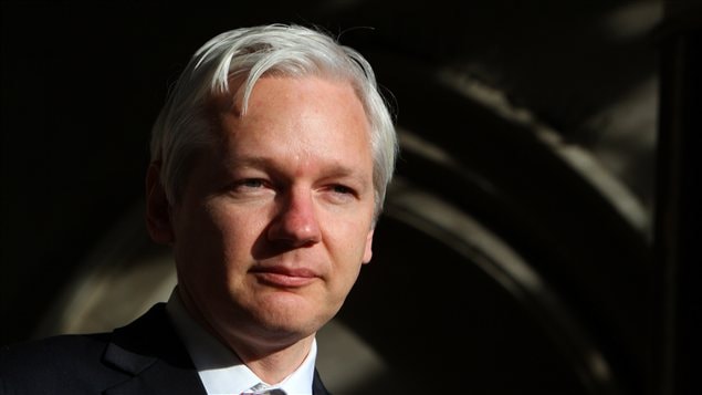 Le fondateur du site WikiLeaks, Julian Assange, à sa sortie de la Haute Cour de justice de Londres le 5 décembre 2011. 
