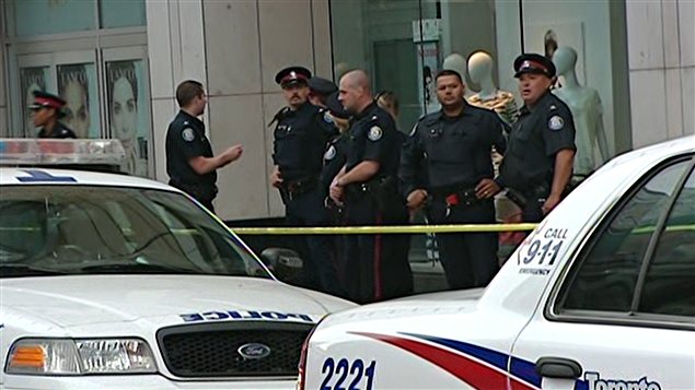 La police devant le centre Eaton à Toronto