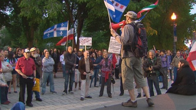 La 32e manifestation nocturne de Québec a attiré quelques centaines de personnes vendredi soir.
