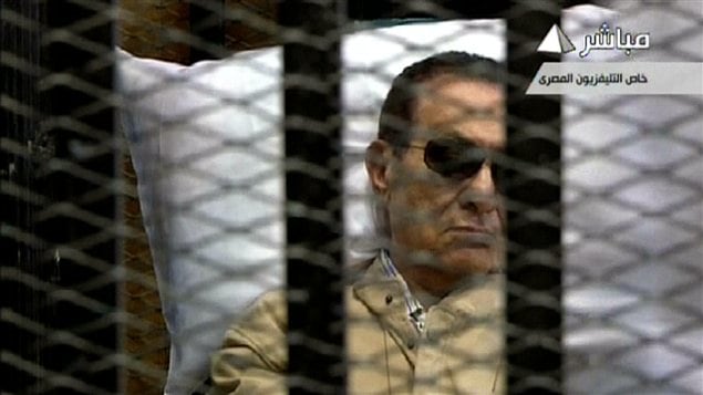 Hosni Moubarak sur une civière dans le box des accusés