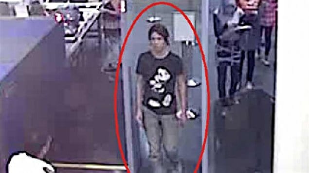 Photo diffusée par Interpol montrant présumément Luka Rocco Magnotta à l'aéroport Roissy.