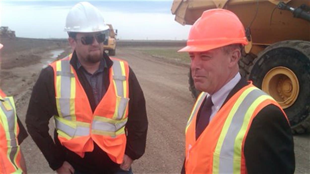 Le ministre de la Voirie et de l'Infrastructure de la Saskatchewan, Don McMorris (à dr.) au chantier du viaduc de la route Pinkie à Regina.