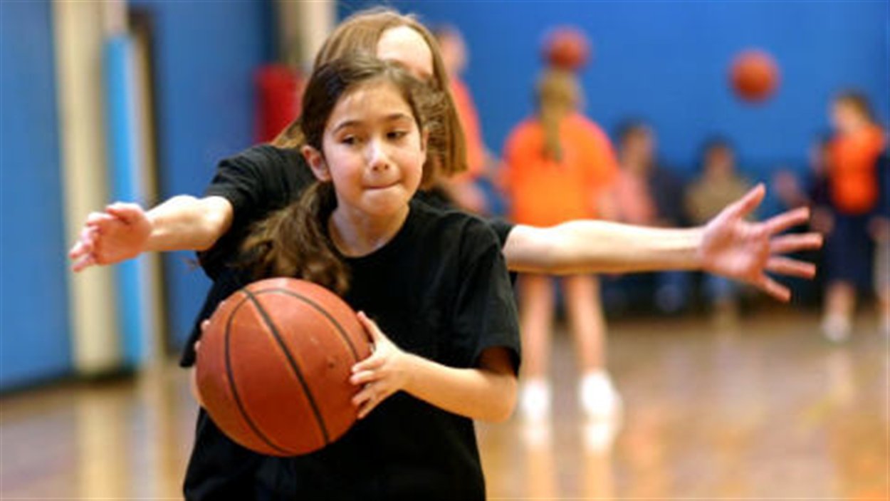 Jeunes filles jouant au basket-ball