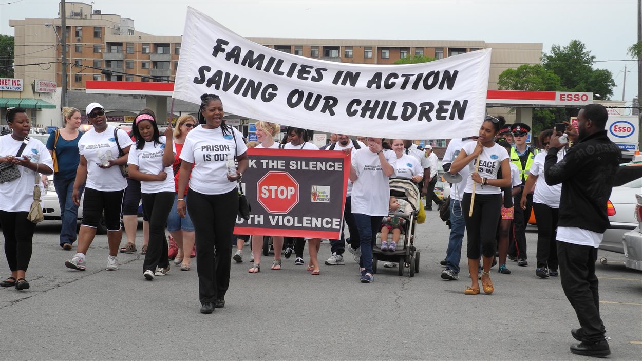 Des résidents d'un quartier chaud de Toronto marchent contre la ...