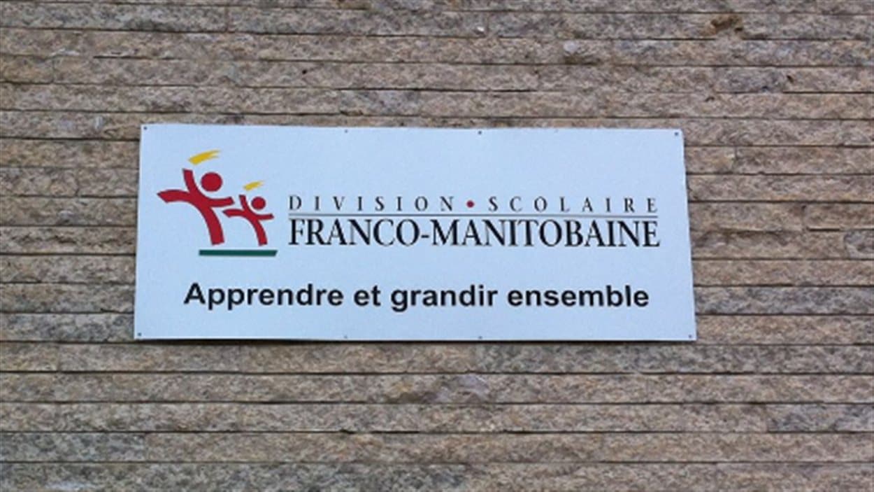 Une affiche de la Division scolaire franco-manitobaine, apposée sur un mur extérieur de l'école élémentaire Précieux-Sang, dans le quartier Saint-Boniface de Winnipeg