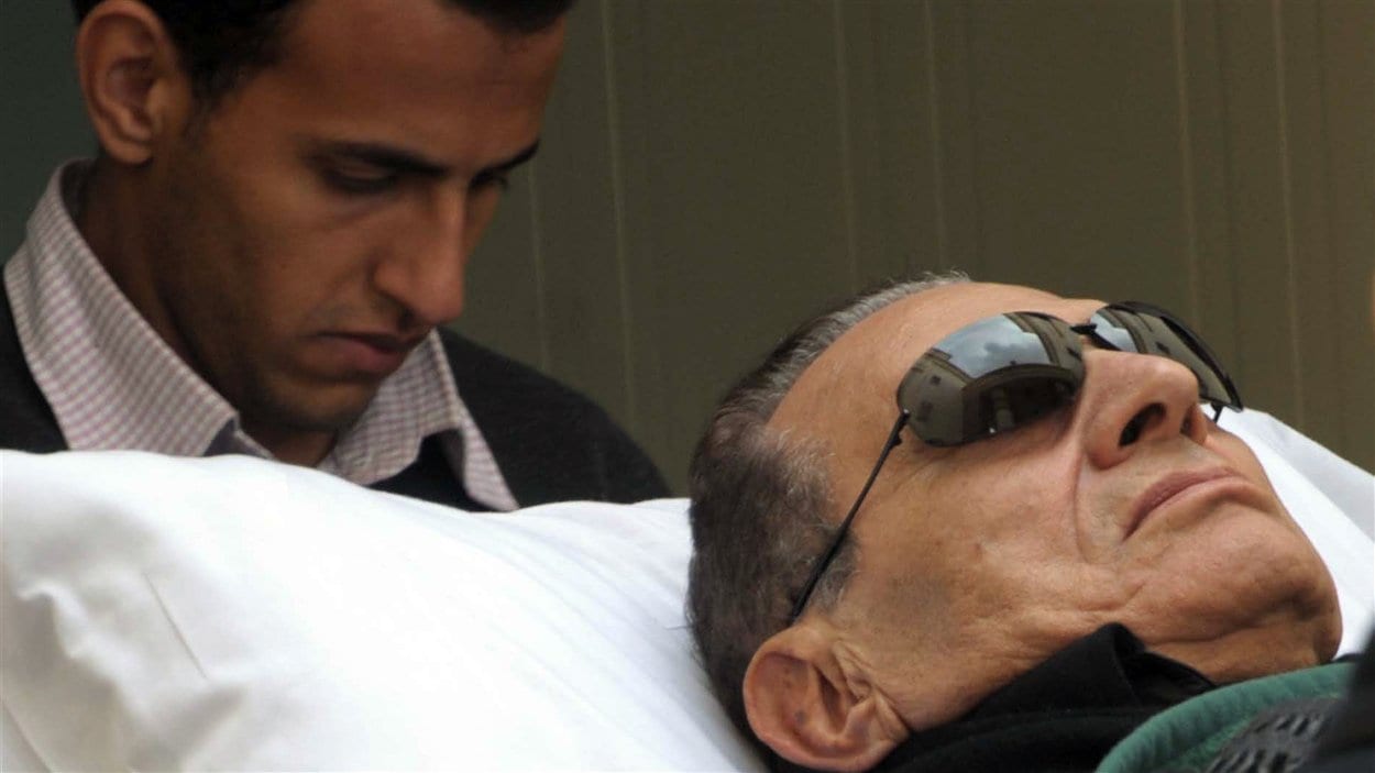 Tout au long de son procès, Hosni Moubarak a comparu allongé sur une civière.