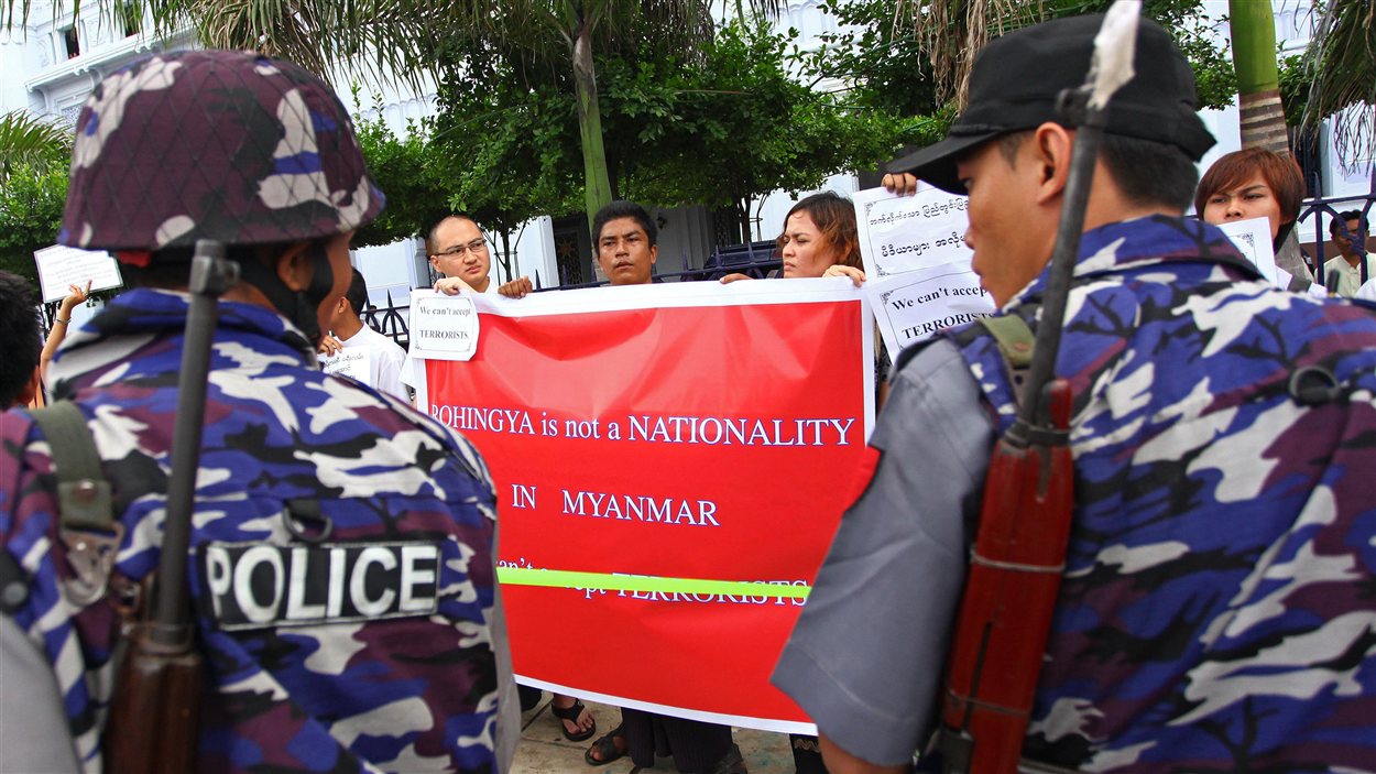 Des Birmans manifestent dans la province de Rakhine après que le président eut déclaré l'état d'urgence en réaction aux violences religieuses.