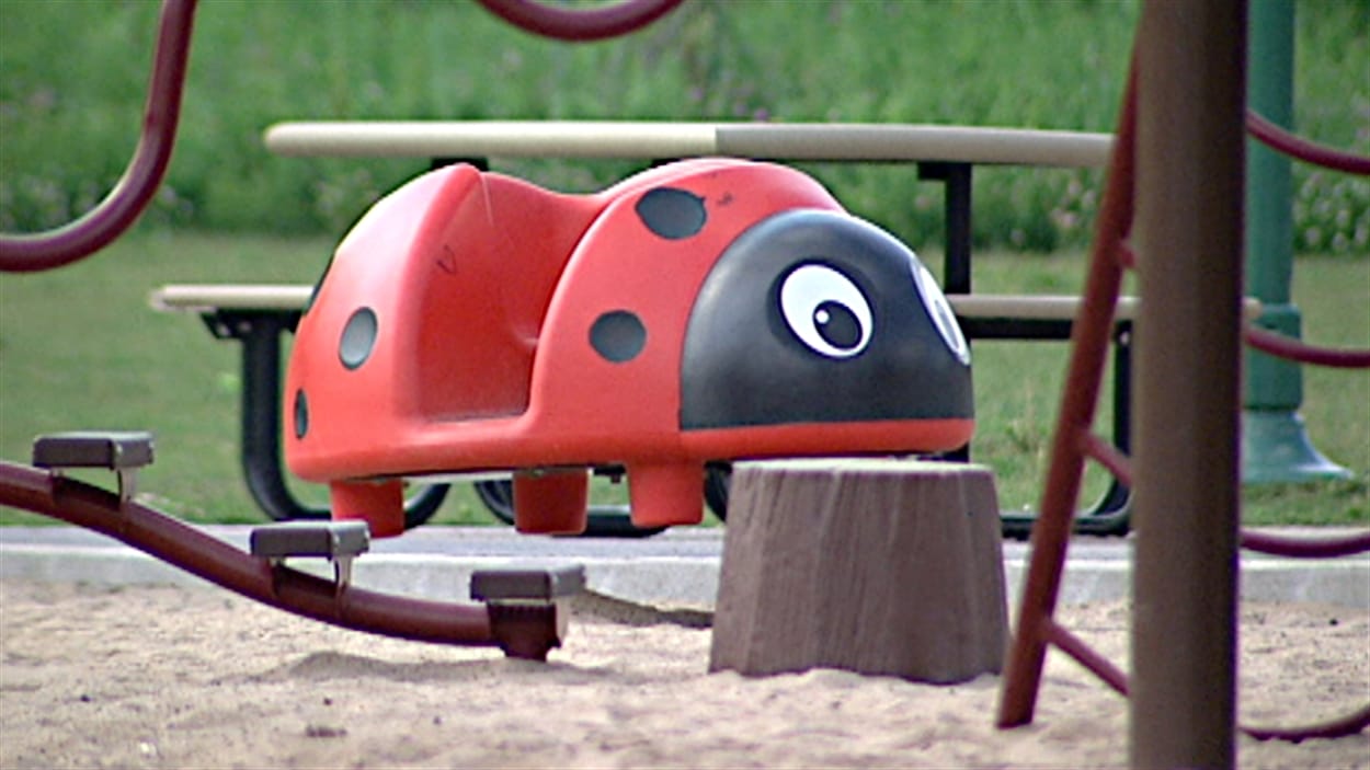 Des jeux pour enfants dans un parc de Gatineau.