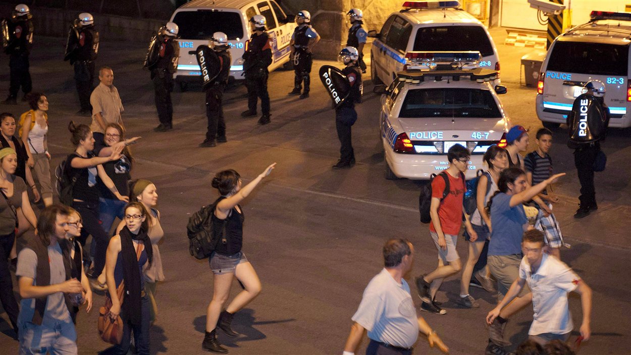 À Montréal, des manifestants font le salut hitlérien devant les policiers anti-émeute du SPVM qui surveillent les quartiers généraux de la Sûreté du Québec.