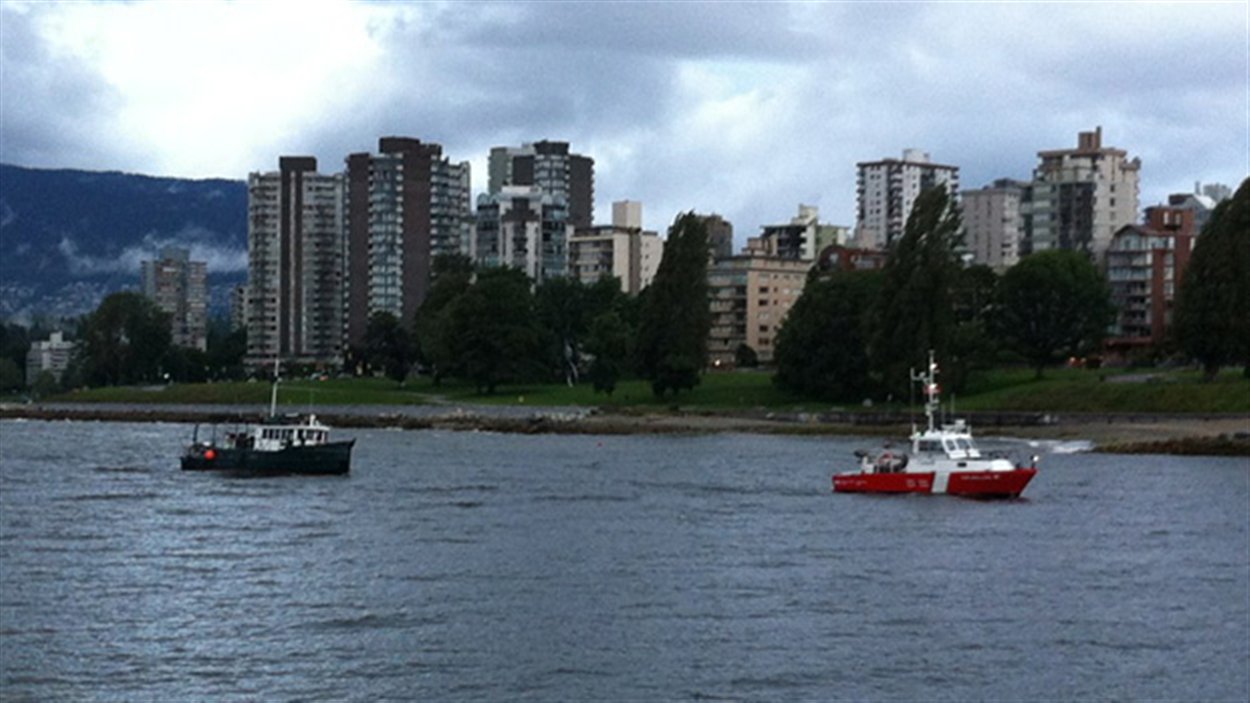 Un des bateaux est remorqué par un navire de la garde côtière de Kitsilano