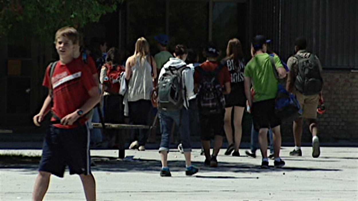 Des enseignants s'entendent avec deux conseils scolaires RadioCanada