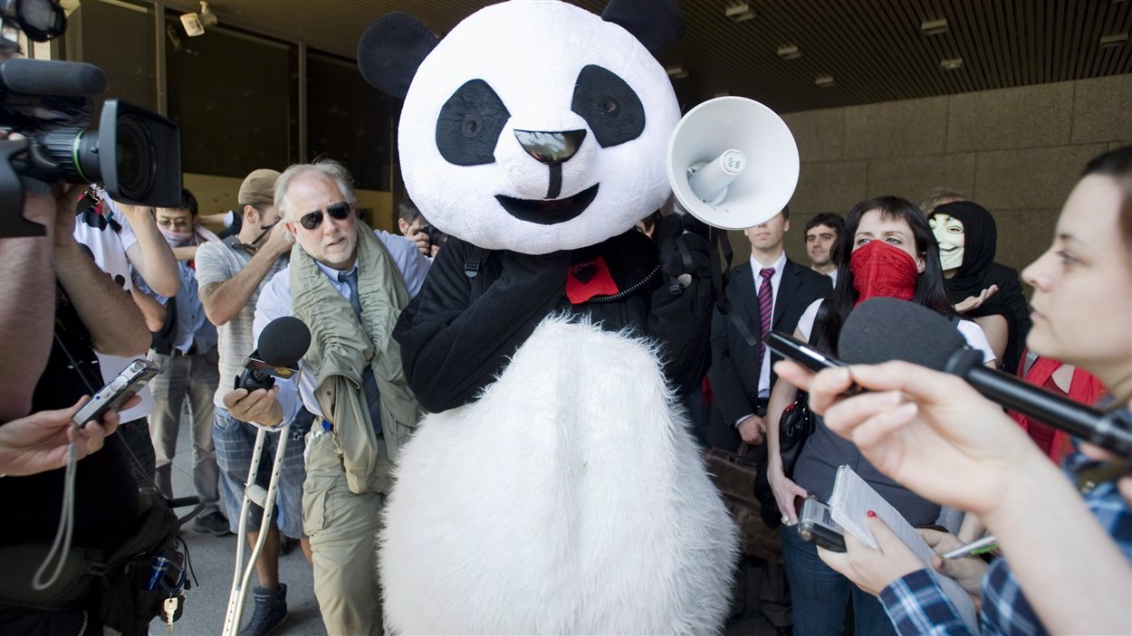 Anarchopanda arrive à la Cour supérieure pour faire invalider un règlement contre le port du masque.