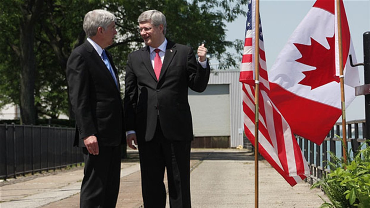 Le gouverneur du Michigan, Rick Snyder (à gauche) et le premier ministre du Canada Stephen Harper